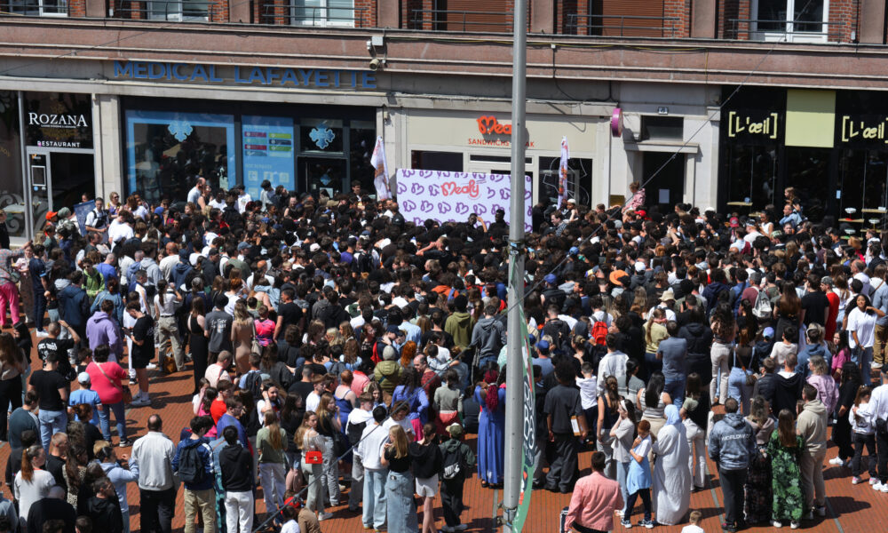 Près de 800 fans ont fait le déplacement devant l’enseigne « Mealy », le samedi 8 juin 2024, à Amiens © Abdelhakim MELOUKA / OUAIS MEDIA