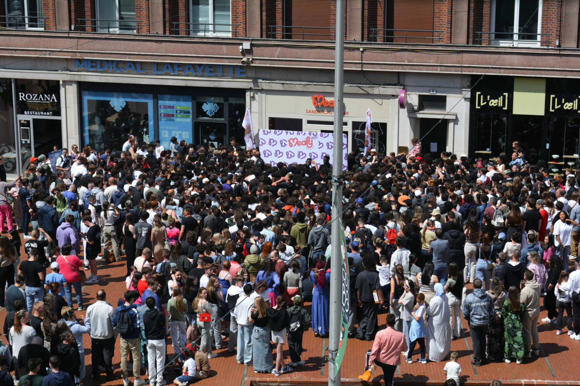 Près de 800 fans ont fait le déplacement devant l’enseigne « Mealy », le samedi 8 juin 2024, à Amiens © Abdelhakim MELOUKA / OUAIS MEDIA